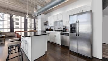 Superior-Apartment, 1 King-Bett, Eckzimmer (Corner Suite) | Pillowtop-Betten, individuell dekoriert, individuell eingerichtet