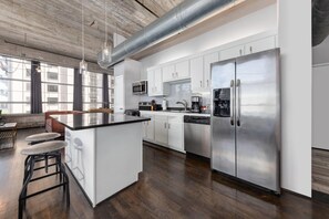 Appartement supérieur, 1 très grand lit, en coin (Corner Suite) | Lit avec matelas à plateau-coussin, décor unique, ameublement unique