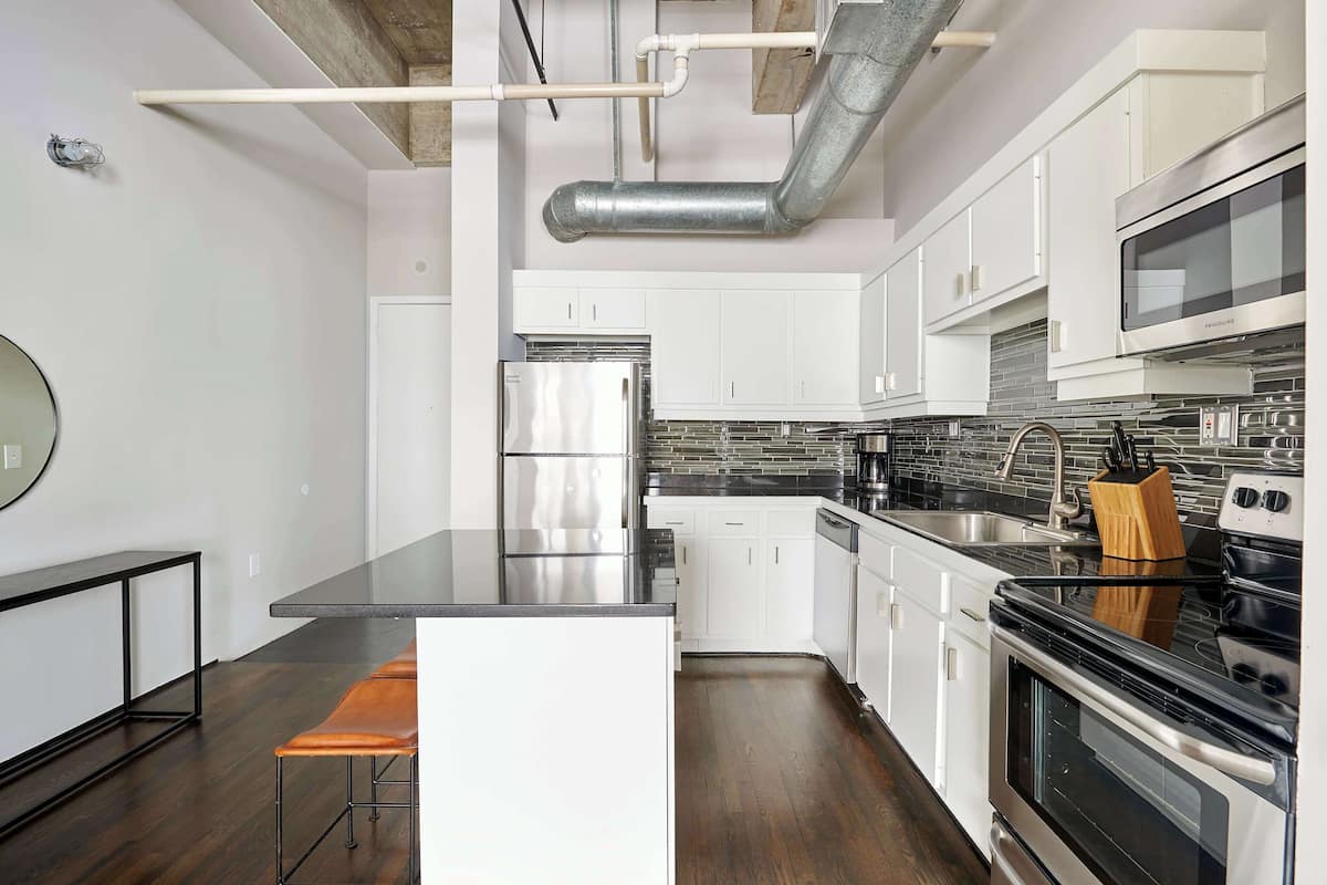 Full-sized fridge, microwave, oven, stovetop
