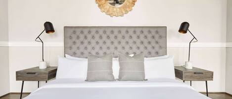 Deluxe Apartment, 1 King Bed, Patio (Suite)