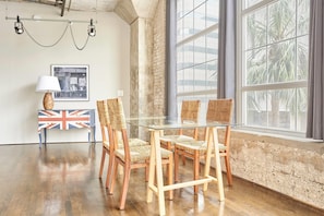 Superior Apartment, 1 King Bed, Corner (Corner Suite)