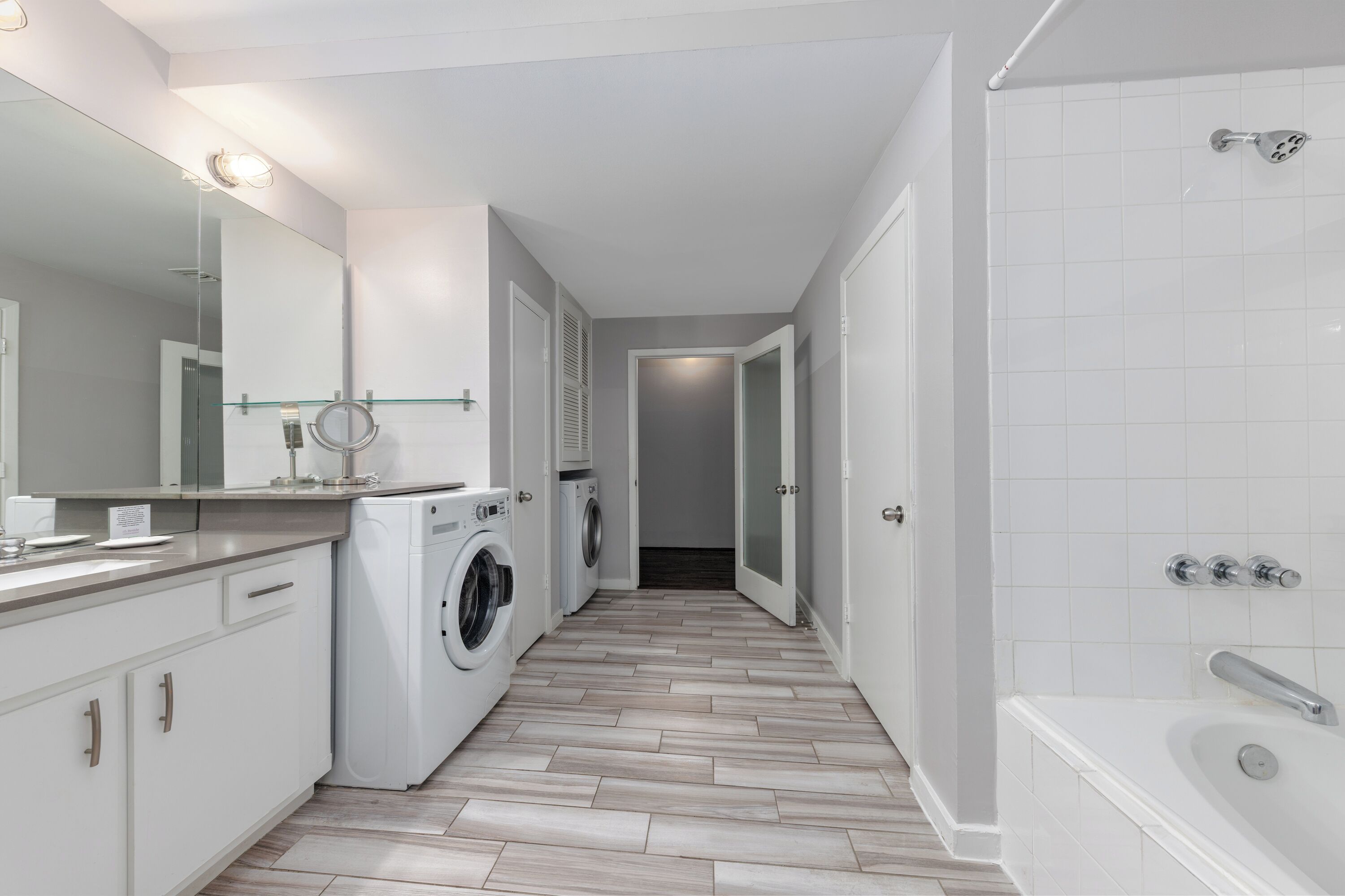 Et moderne badeværelse med bruser, toilet og håndvask.