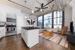 Appartement, 1 très grand lit (Studio) | Lit avec matelas à plateau-coussin, décor unique, ameublement unique