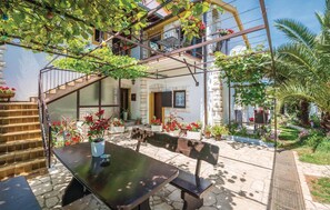 Outdoor dining - Cozy apartment in Medulin with WiFi (Medulin)