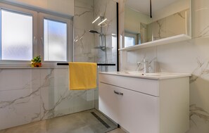 Shower - Cozy apartment in Medulin with WiFi (Medulin)