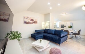 Una televisión, una chimenea