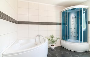 Combined shower/tub
