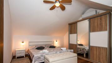 2 bedrooms, travel crib, free WiFi, bed sheets