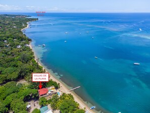 An aerial view of West Bay Beach with Villas de la Playa. - Large Beachfront Penthouse w/Private Rooftop & Plunge Pool (Roatan)