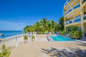 Pool - Large Beachfront Penthouse w/Private Rooftop & Plunge Pool (Roatan)
