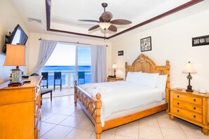 3 bedrooms, iron/ironing board, internet, bed sheets - Large Beachfront Penthouse w/Private Rooftop & Plunge Pool (Roatan)