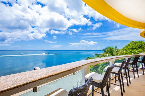 Large Beachfront Penthouse w/Private Rooftop & Plunge Pool