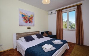 3 bedrooms, free WiFi, bed sheets - 4 bedroom lovely home in Zuljana (Zuljana)