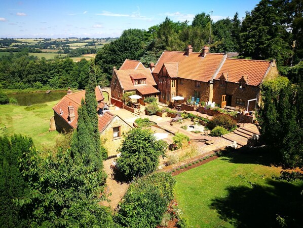 Exterior - Aslan, C.S Lewis inspired accommodation in the Oxfordshire Cotswolds. Sleeps 6 (Chipping Norton)