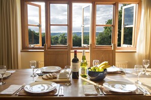 Dining - Aslan, C.S Lewis inspired accommodation in the Oxfordshire Cotswolds. Sleeps 6 (Chipping Norton)