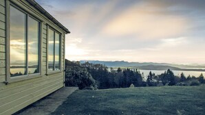A house with large windows overlooking a lake and mountains. - Amazing home in Tau with house sea view (Tau)