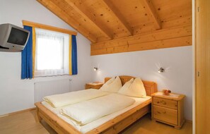 2 dormitorios, cuna de viaje, ropa de cama
