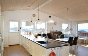 Køleskab, kogeplade, opvaskemaskine, kaffe-/temaskine