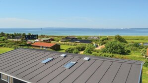Ein Wohngebiet mit Häusern und Blick auf das Meer.