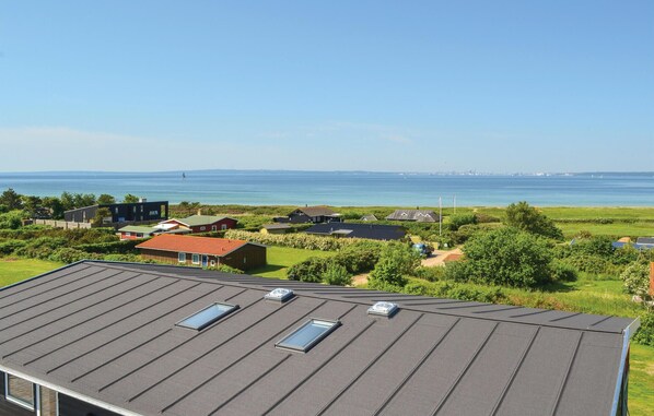 Een woonwijk met huizen en uitzicht op zee.