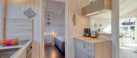 Kylskåp, spishäll, diskmaskin och kaffe- och tebryggare