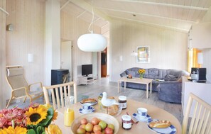 Fernseher, Kamin, DVD-Player