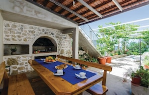 Outdoor dining - Beautiful apartment in Brsecine with WiFi (Brsecine)