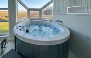 Ein Whirlpool mit Bedienfeld, Fenster und Lüftung.
