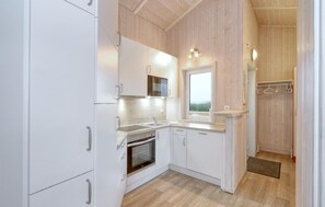 ثلاجة، موقد طهي مسطح، غسالة أطباق، ماكينة لصنع القهوة/الشاي