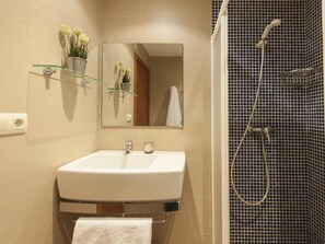 Sèche-cheveux, serviettes fournies, papier toilette