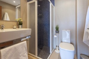 A modern bathroom with a shower enclosure, a toilet, and a sink. - AMAZING APARTMENT SEA VIEWS IN TOSSA (Tossa de Mar)
