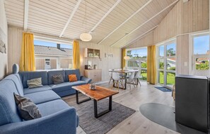 تلفزيون، مدفأة، مشغل دي في دي