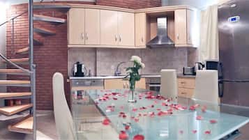 Full-size fridge, microwave, oven, stovetop