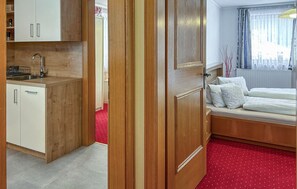 2 Schlafzimmer, Reisekinderbett