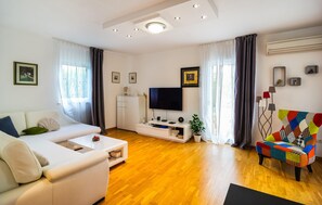 Smart TV, fireplace, table tennis, stereo