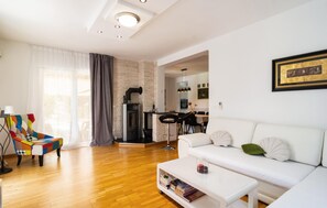 Smart TV, fireplace, table tennis, stereo