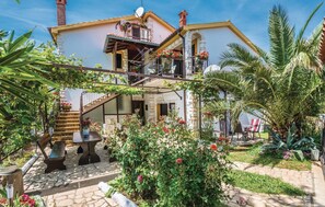 Outdoor dining - 2 bedroom gorgeous apartment in Medulin (Medulin)