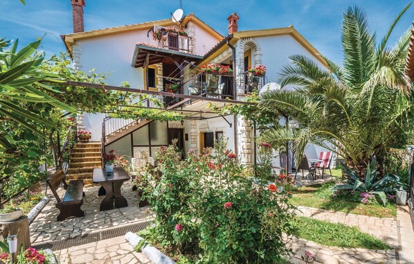 Outdoor dining - Lovely apartment in Medulin with WiFi (Medulin)