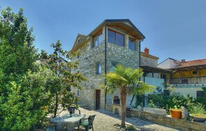 Outdoor dining - Cozy home in Kastel with WiFi (Kastel)