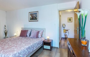 A bedroom with a bed, bedside table, nightstand, and a dresser. - Lovely home in Pula with WiFi (Pula)