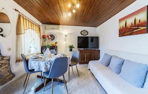 TV, DVD player, foosball, table tennis - Lovely home in Pula with WiFi (Pula)