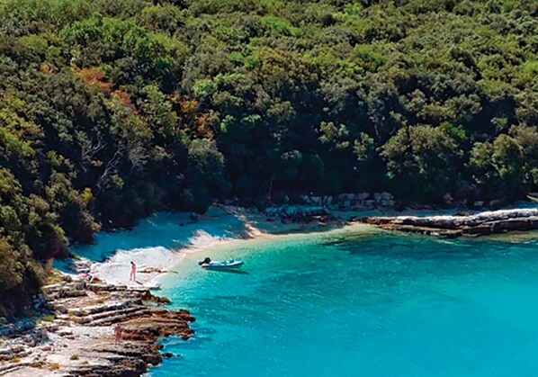 Una spiaggia nelle vicinanze