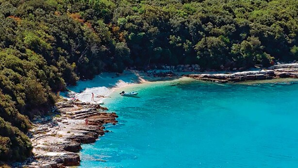 A coastal area with rocky terrain and a beach. - Lovely home in Medulin (Medulin)