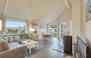 تلفزيون، مدفأة، مشغل دي في دي