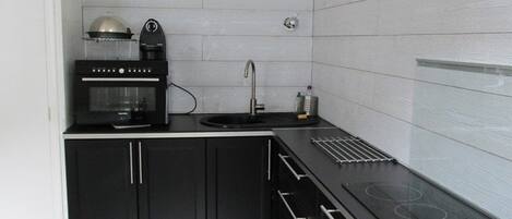 ثلاجة، ميكروويف، ماكينة لصنع القهوة/الشاي