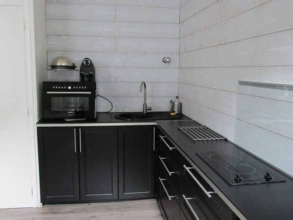 Jääkaappi, mikroaaltouuni, kahvin-/teenkeitin