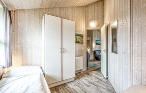 5 bedrooms, travel cot, free WiFi, bed sheets