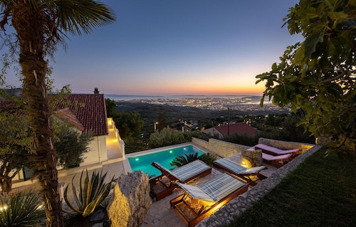 5 bedroom cozy home in Klis