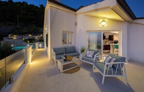 Televisión, chimenea y tenis de mesa 
