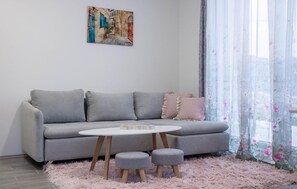 Télévision, cheminée, table de tennis de table